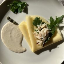 【今井寿シェフ監修レシピ】米粉のクレープ サラダチキンを添えたトンナートソース