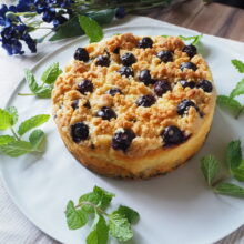 ブルーベリーの米粉クランブルチーズケーキ