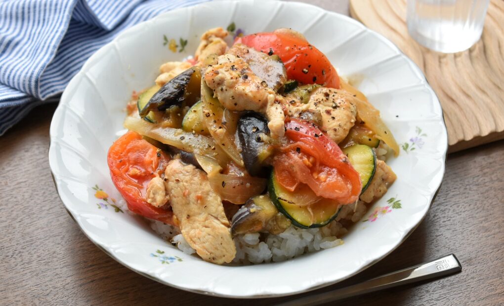【料理家美桜さん監修】鶏むね肉と夏野菜の中華丼