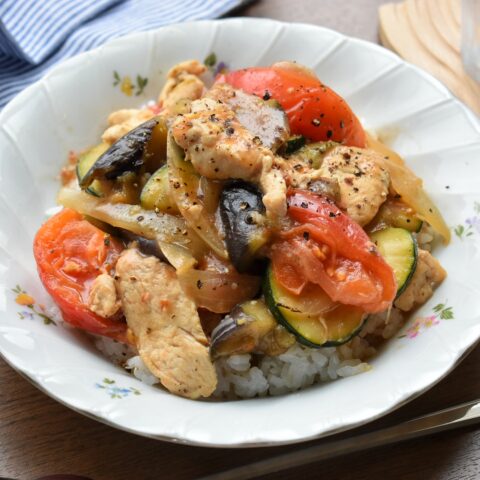 【料理家美桜さん監修】鶏むね肉と夏野菜の中華丼